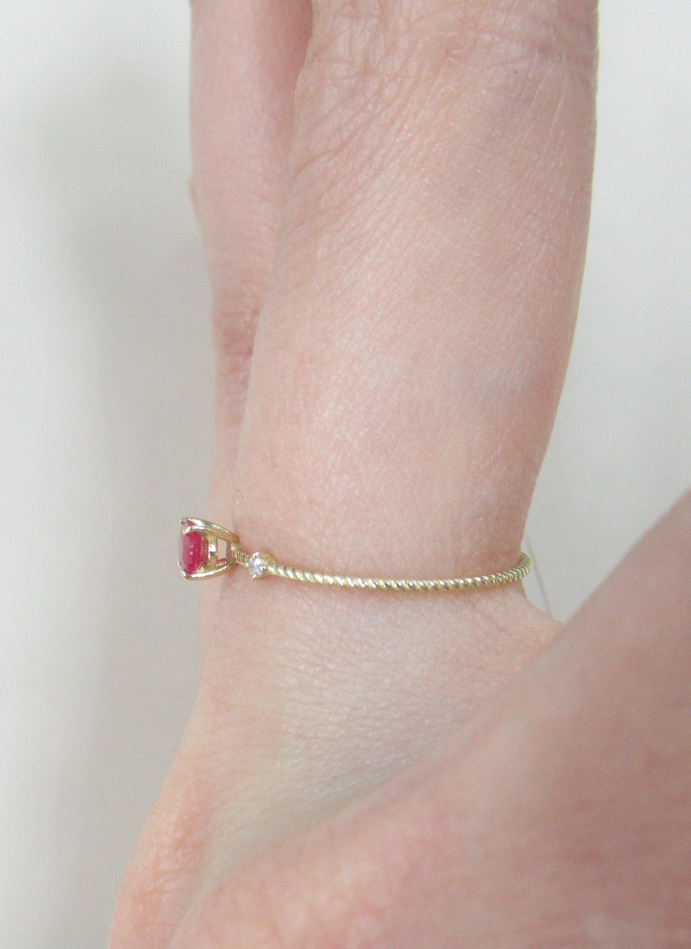 Кольцо из желтого золота с рубином